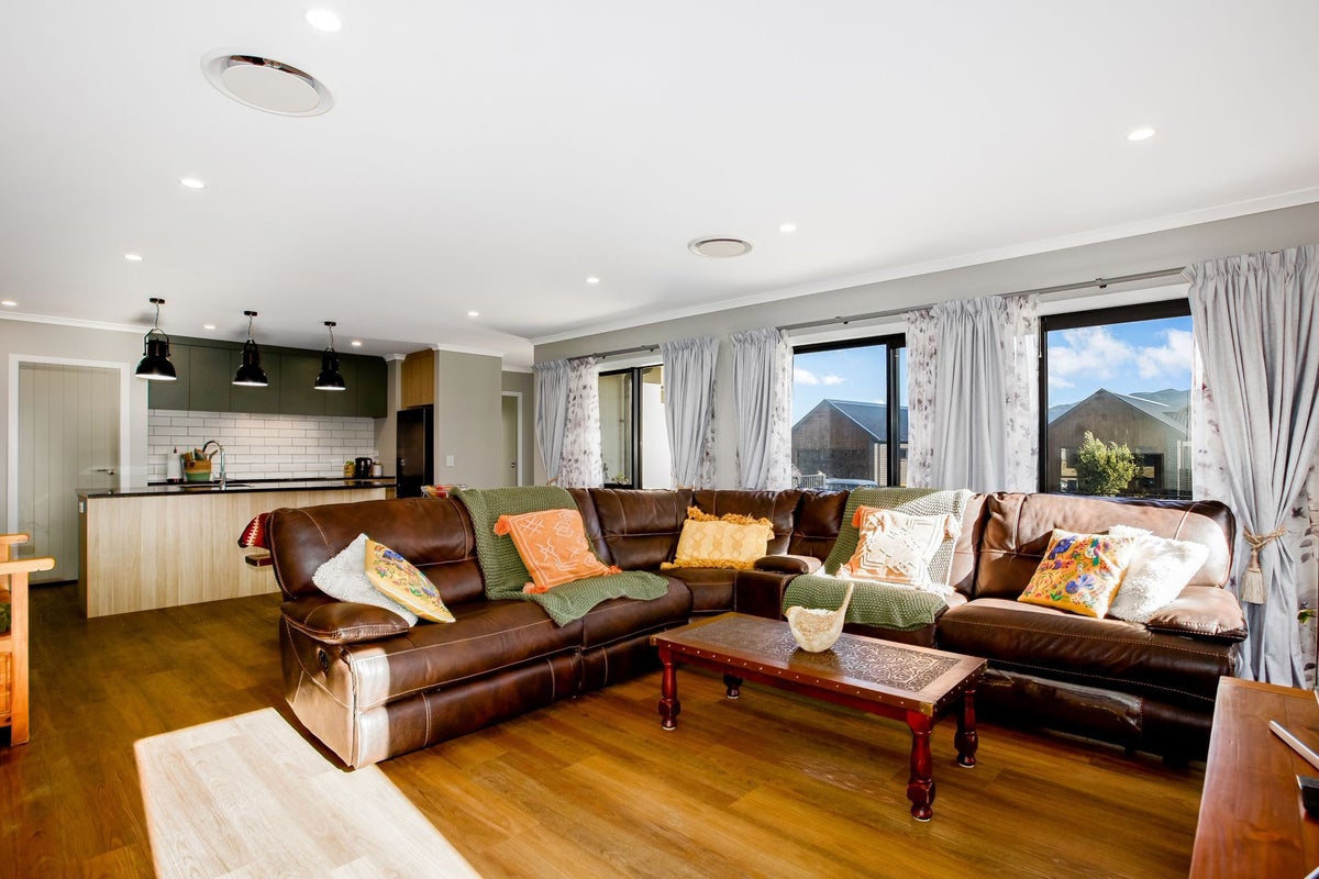 24 Queen Charlotte Drive, Aotea, Porirua - Carousel 2