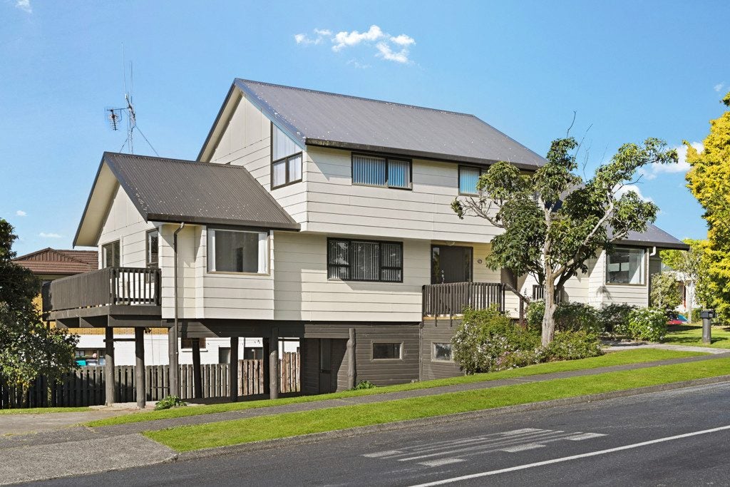 83 Gilbass Avenue, Hamilton Lake, Hamilton - Carousel 1