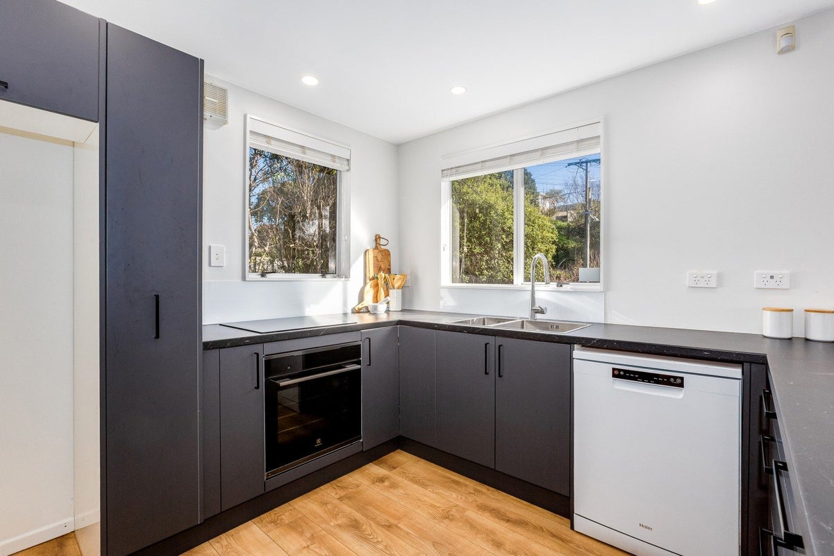 12A Bell Street, Tawa, Wellington - Carousel 2