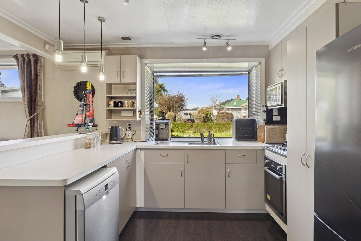 2 Pottinger Street, Green Island, Dunedin - Carousel 2