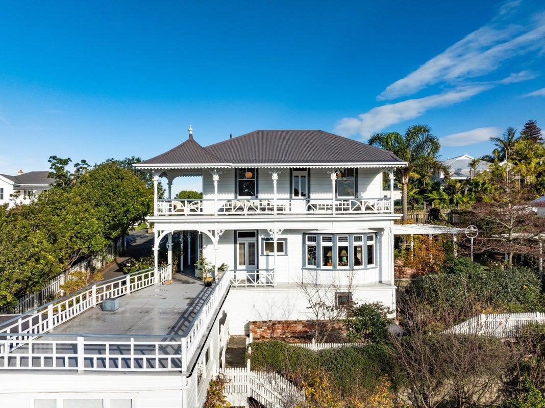 15 Colenso Avenue, Hospital Hill, Napier - Carousel 45
