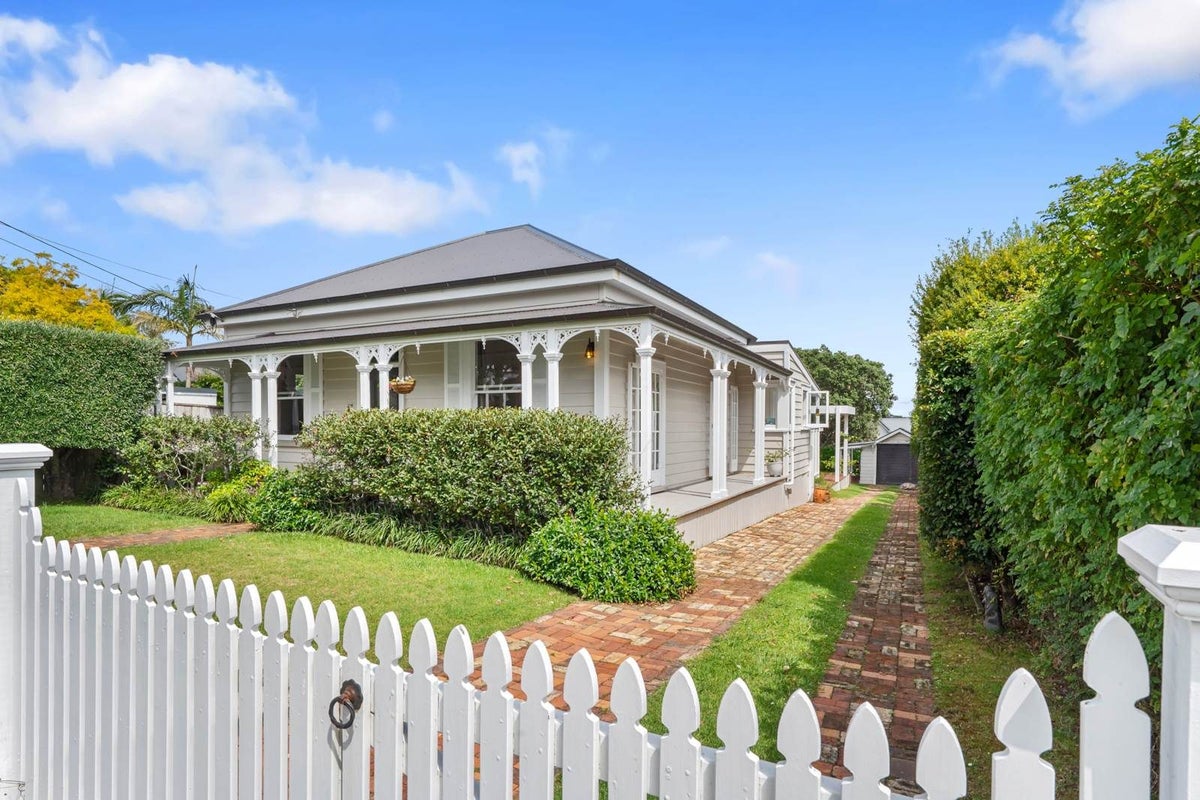 3 Russell Street, Stanley Point, Auckland - Carousel 1