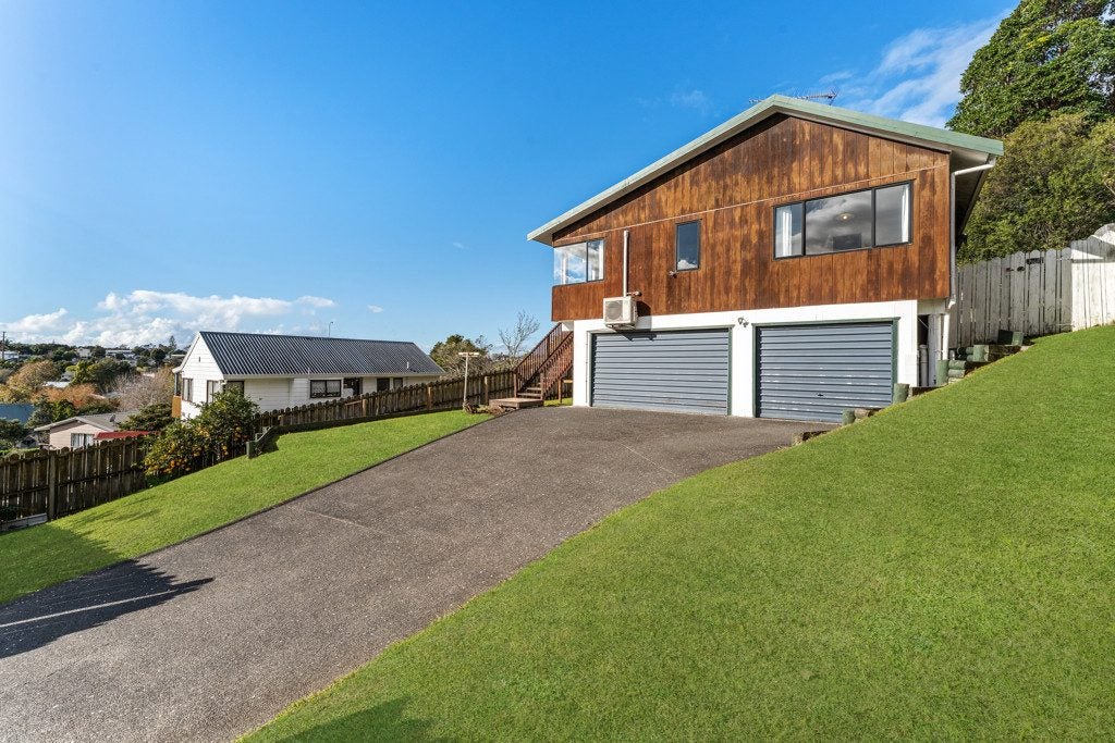 10 Camilla Grove, Totara Vale, Auckland - Carousel 1