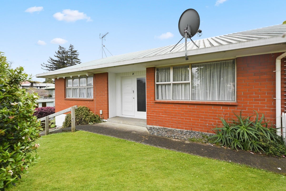13B Lorraine Place, Glenview, Hamilton - Carousel 1