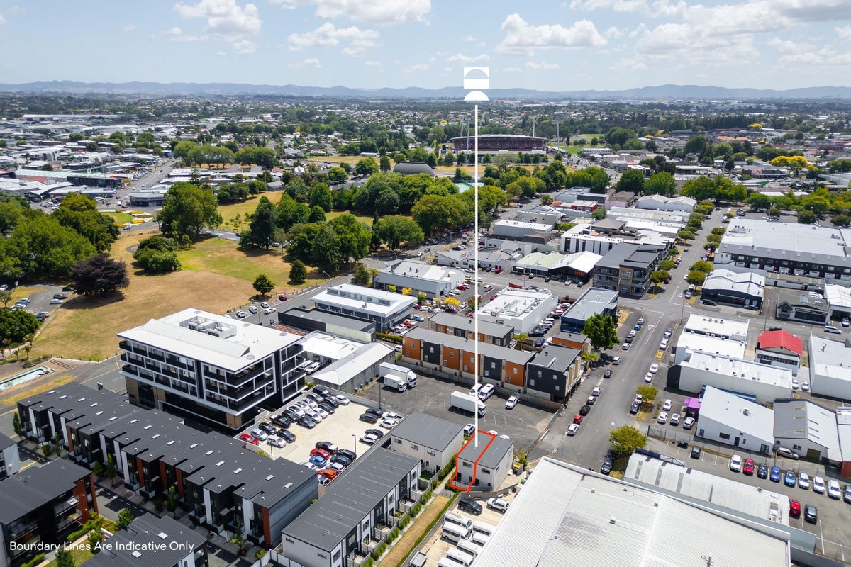 2/1 Vialou Street, Hamilton Central, Hamilton - Carousel 11