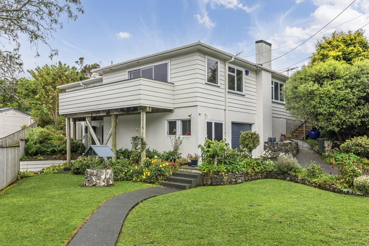 13 Kowhai Street, Tawa, Wellington - Carousel 1