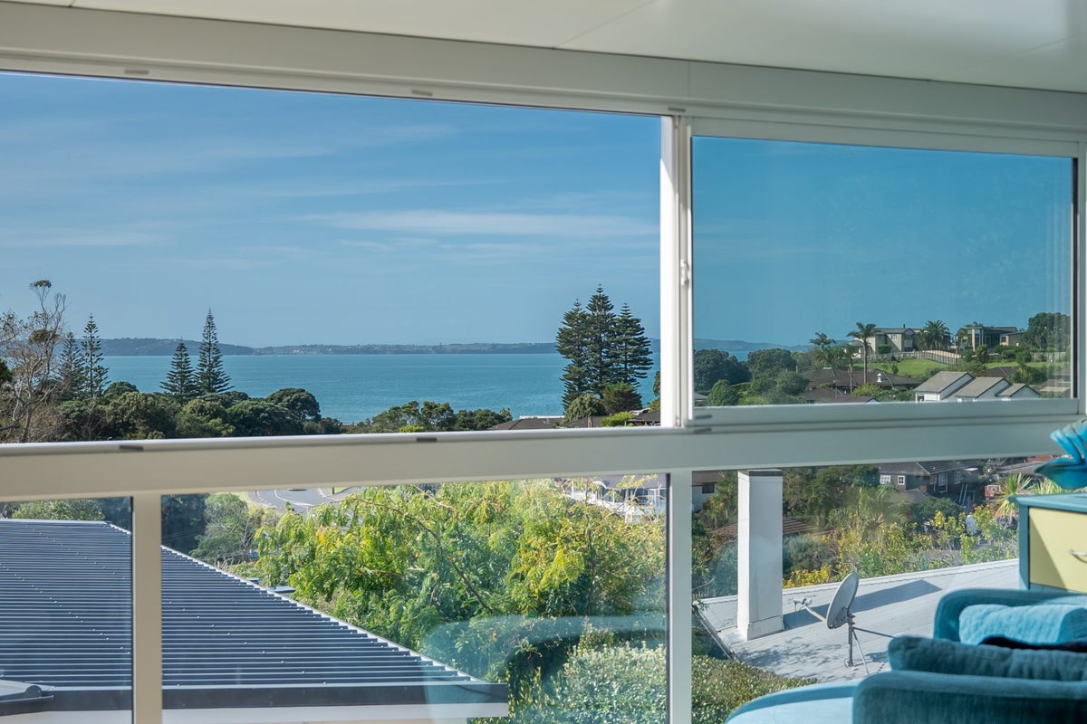 1015 Beach Road, TORBAY, AUCKLAND - Carousel 1