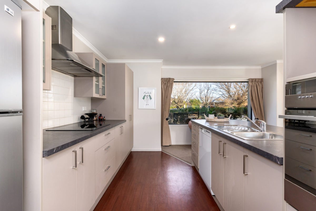 6 Kinsella Crescent, Aidanfield, Christchurch - Carousel 2