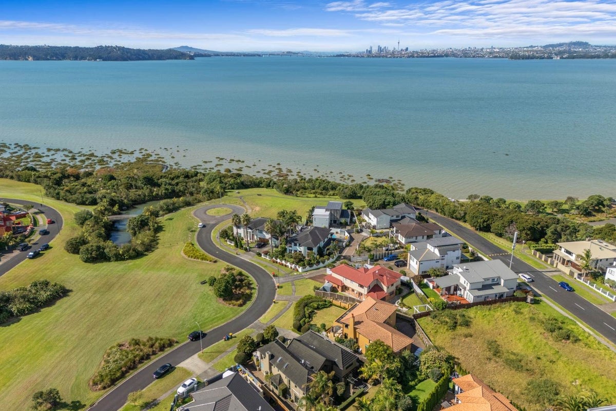 9 Onemana Way, Te Atatu Peninsula, Auckland - Carousel 2