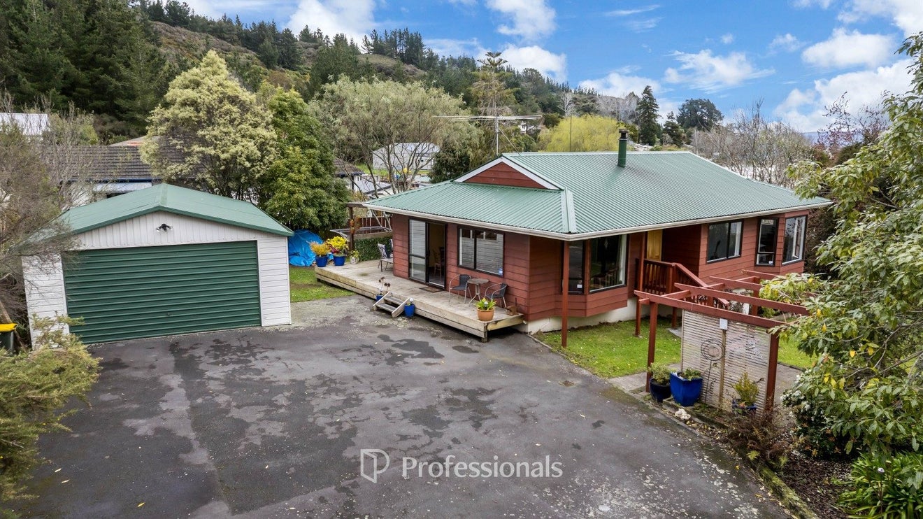 11 Monarch Grove, Maoribank, Upper Hutt - Carousel 1
