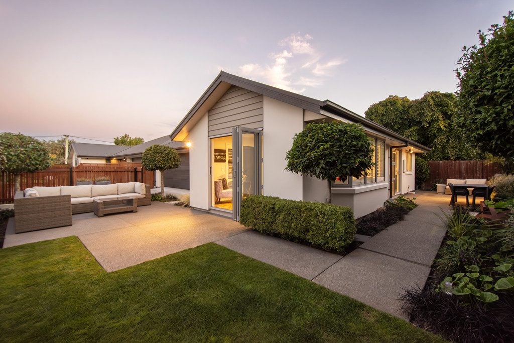 2/4 Buxton Terrace, Saint Martins, Christchurch - Carousel 1
