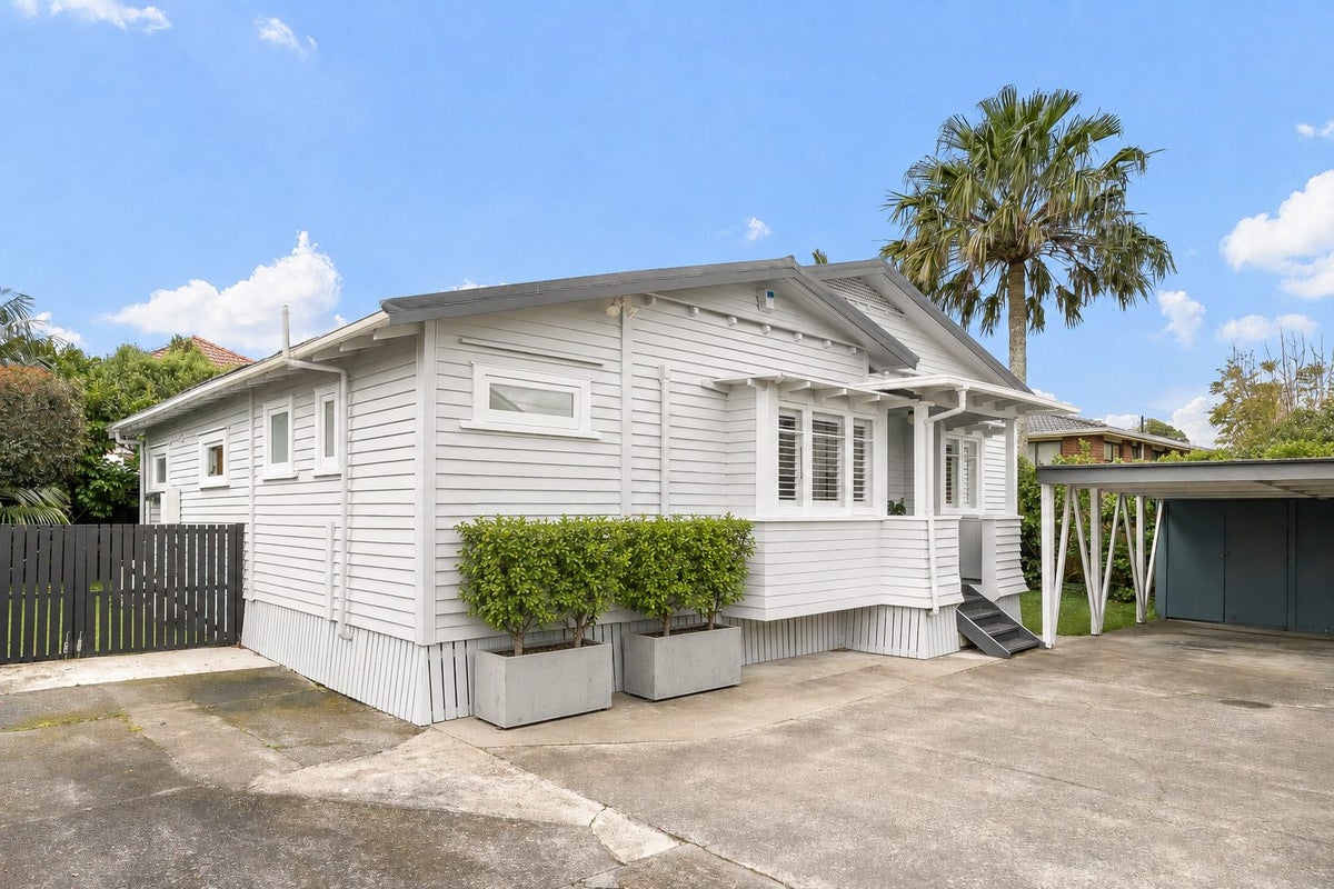 2/3 Haig Avenue, Three Kings, Auckland - Carousel 1