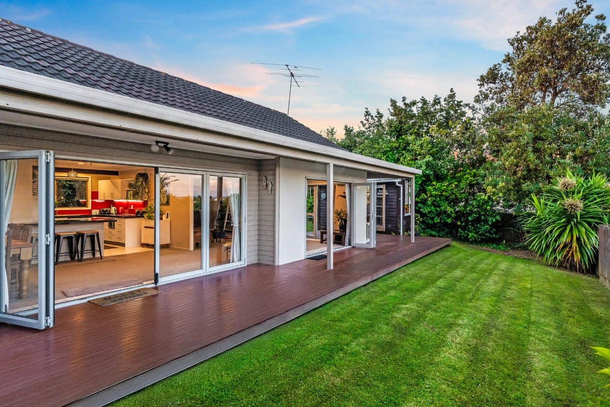 112 Whangaparaoa Road, Red Beach, Rodney, Auckland - Carousel 1