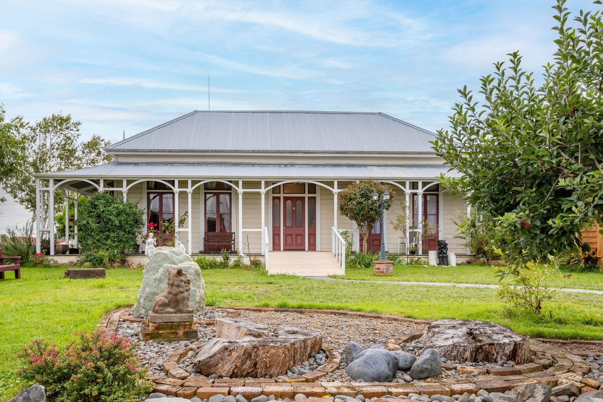 8 Sheridan Street, Silverdale, Hamilton - Carousel 1