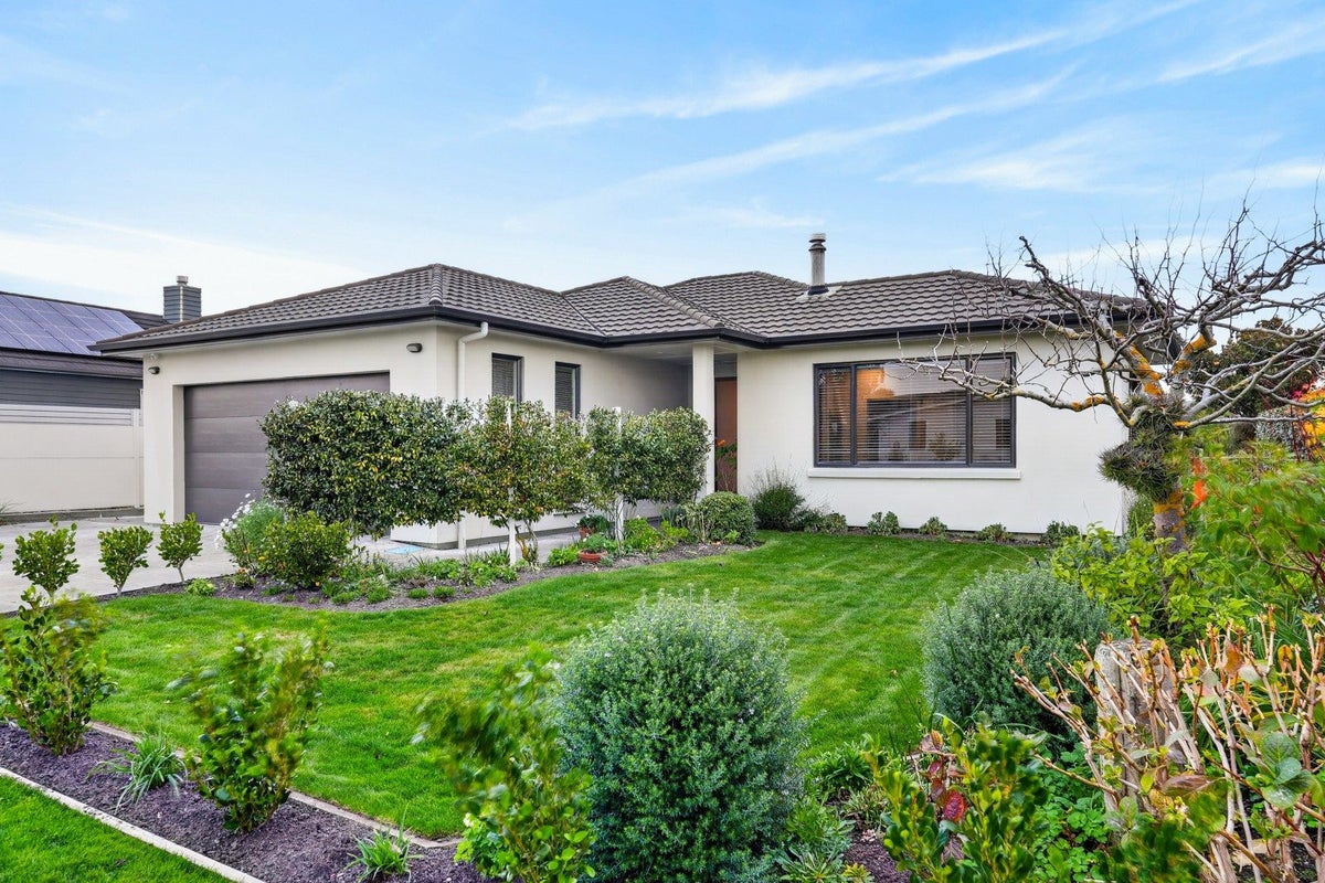 21 Brooklands Drive, Havelock North, Havelock North - Carousel 1
