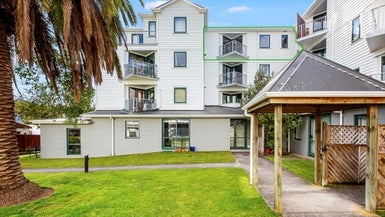 D3/13 Palm Grove, Berhampore, Wellington - Carousel 1