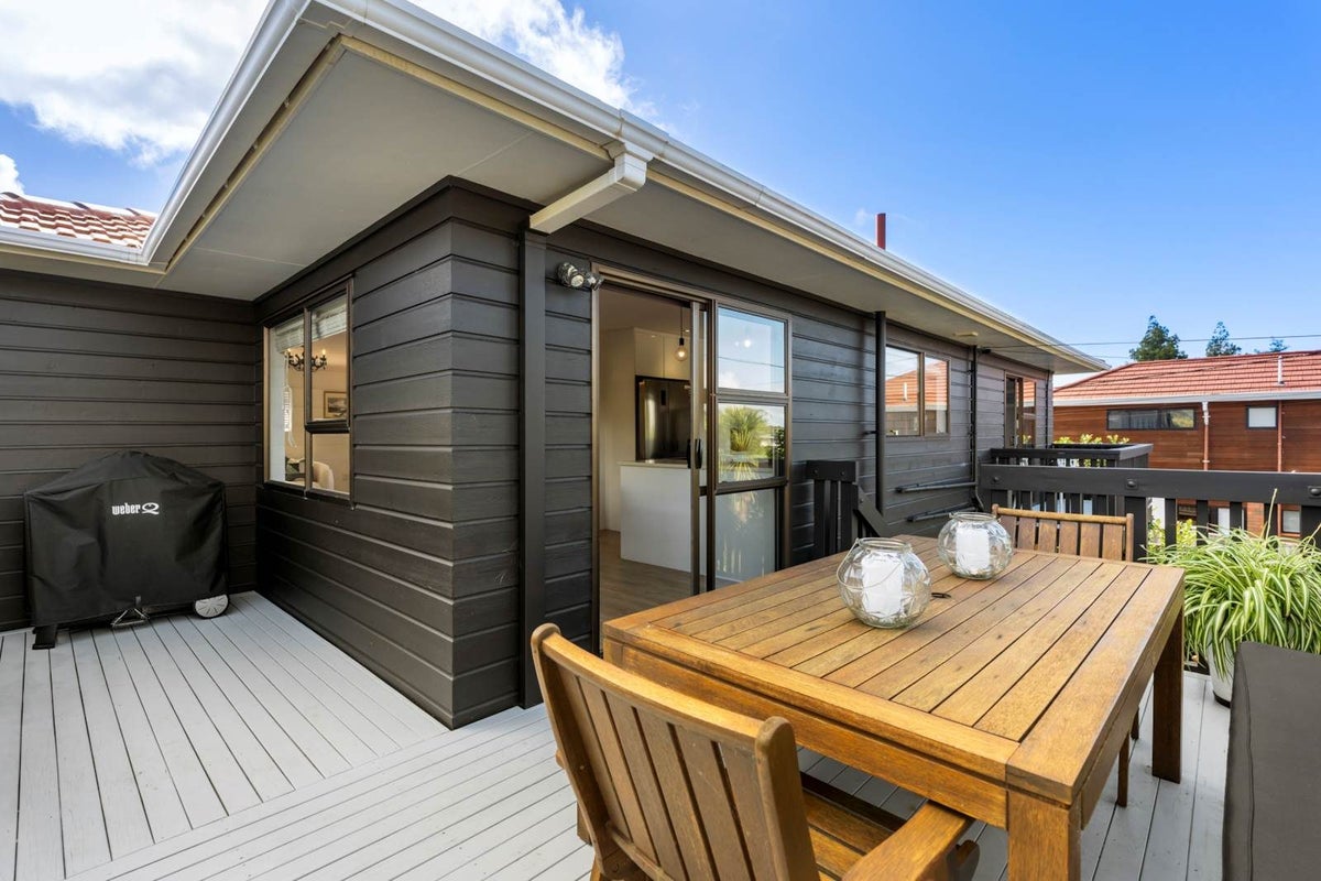 2/16 Channel View Road, Campbells Bay, Auckland - Carousel 1