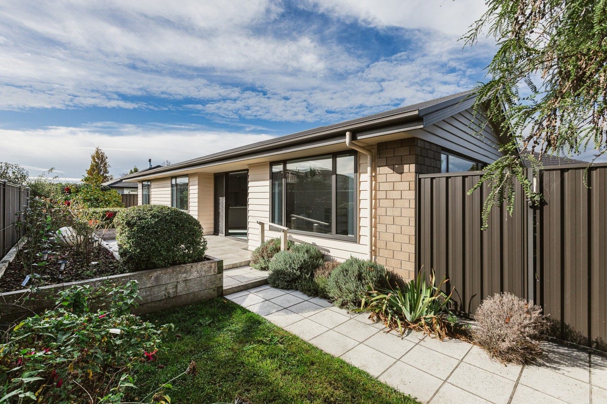 11 Sixty Mile Close, Frimley, Hastings - Carousel 12