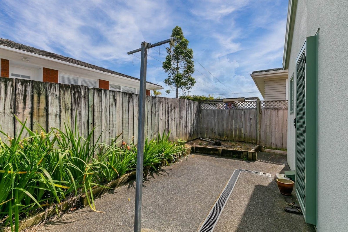 2/267 Glenfield Road, Hillcrest, Auckland - Carousel 14
