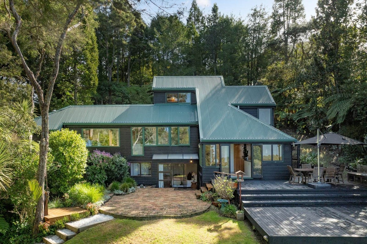 1 Janet Place, Laingholm, Auckland - Carousel 1