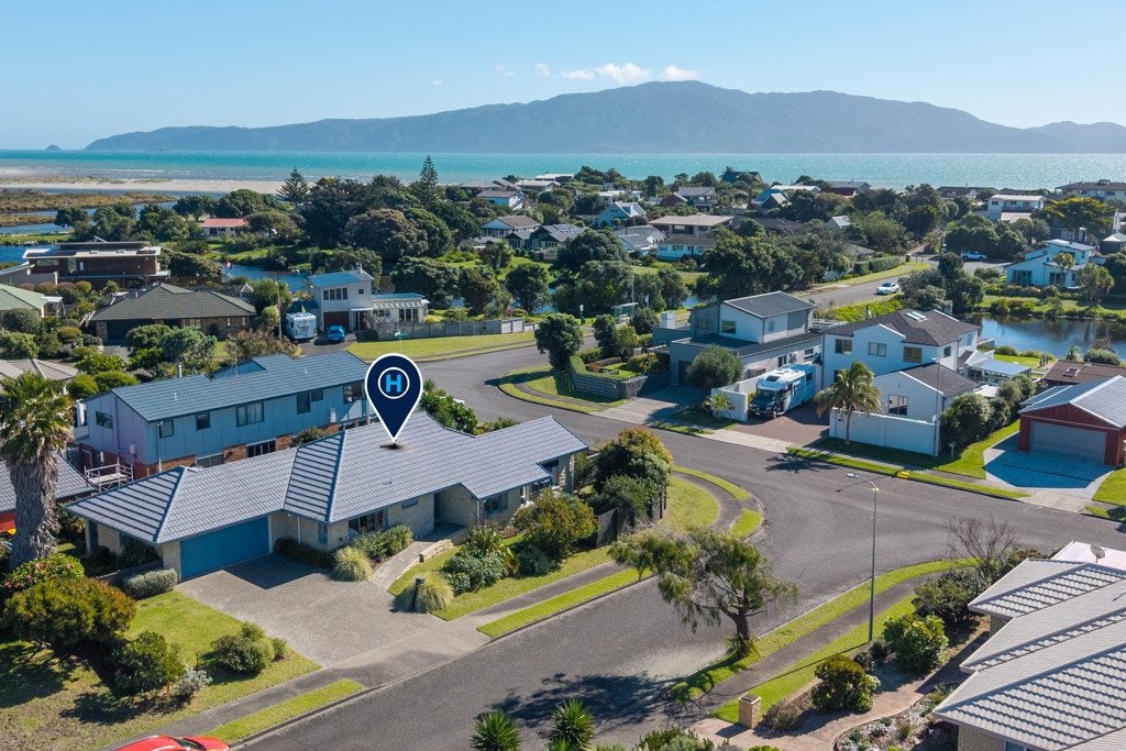 4 Te Ropata Place, Waikanae Beach, Waikanae - Carousel 1