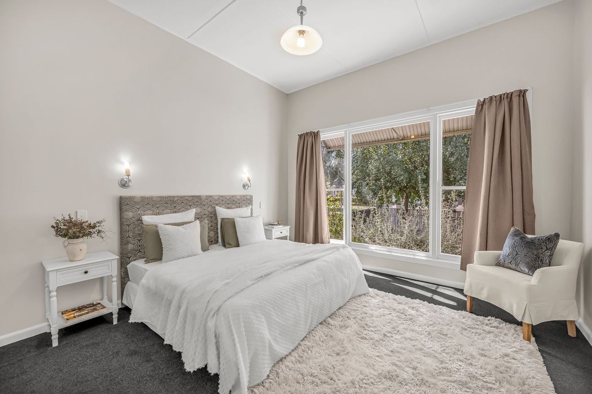 702 Avenue Road West, Saint Leonards, Hastings - Carousel 2