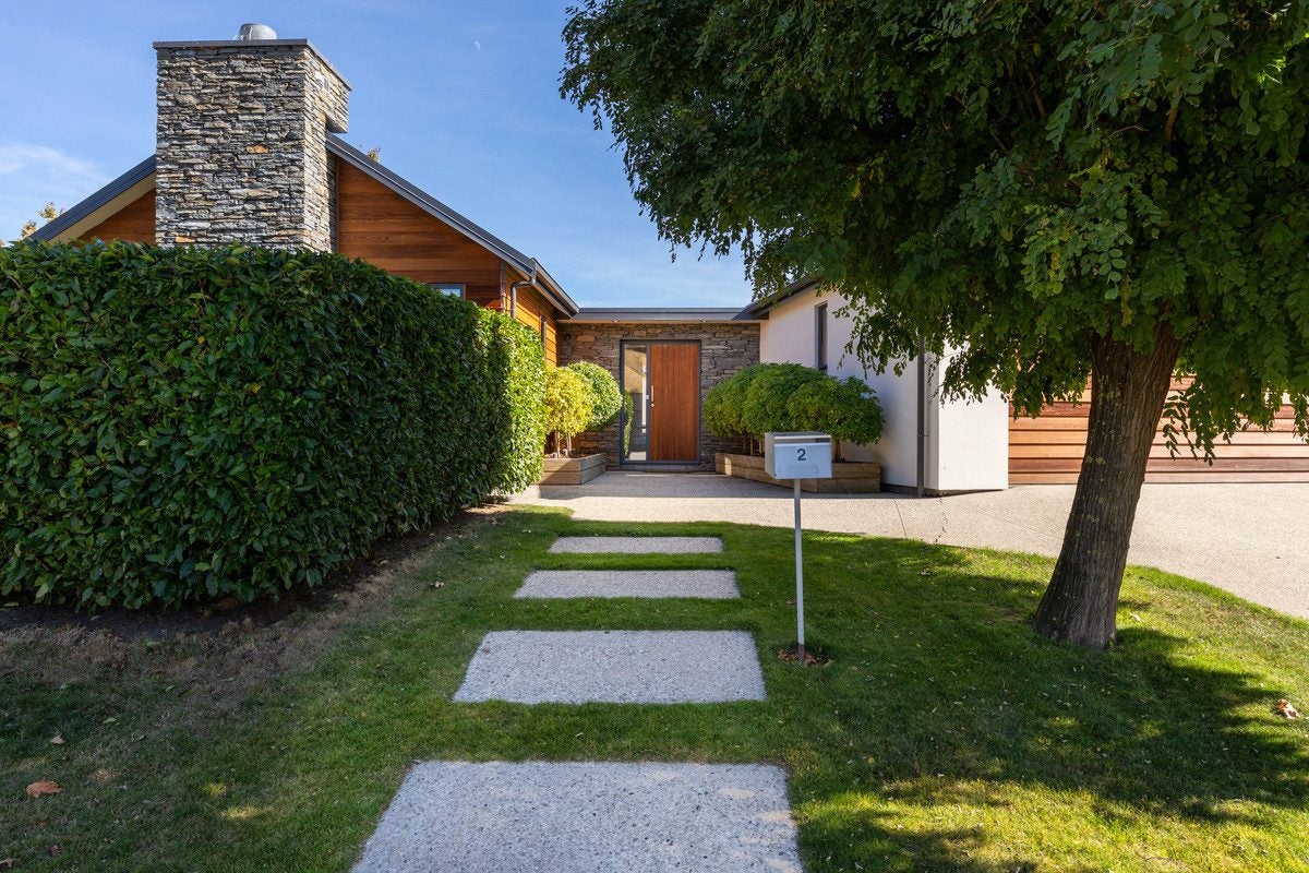 2 Bridesdale Drive, Lake Hayes, Queenstown - Carousel 1