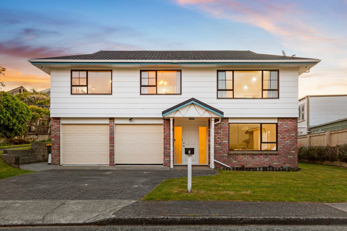 5 Lagden Street, Camborne, Porirua - Carousel 1