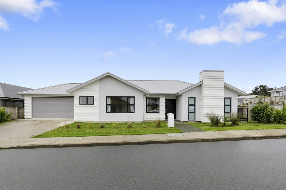 153 Waipounamu Drive, Kelson, Lower Hutt - Carousel 1