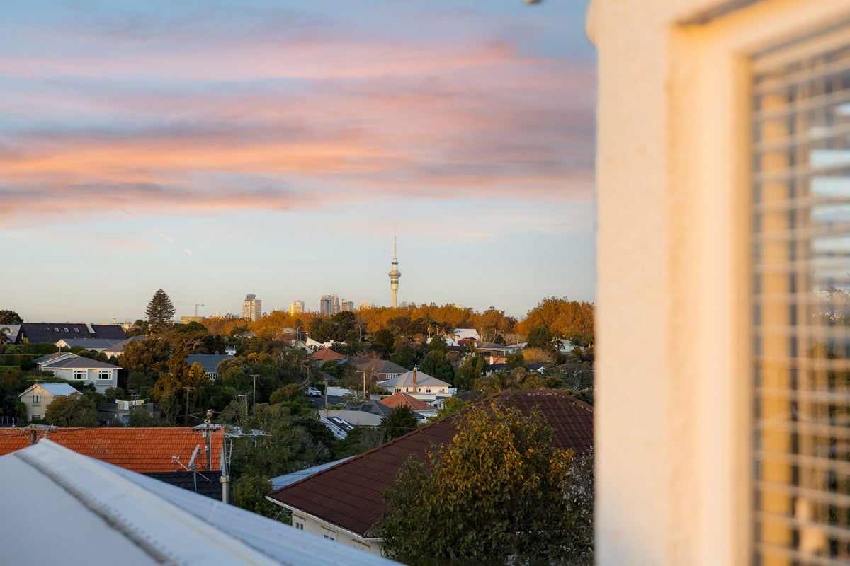 21 Sunny Brae Crescent, Westmere, Auckland - Carousel 2
