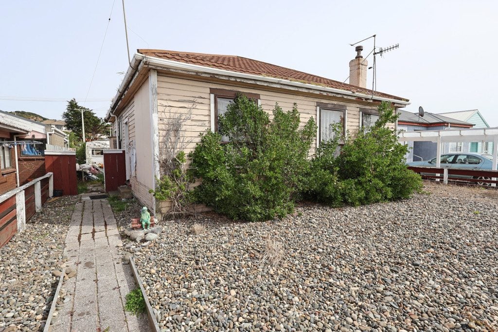 40 Blackwater Street, Bluff - Carousel 1