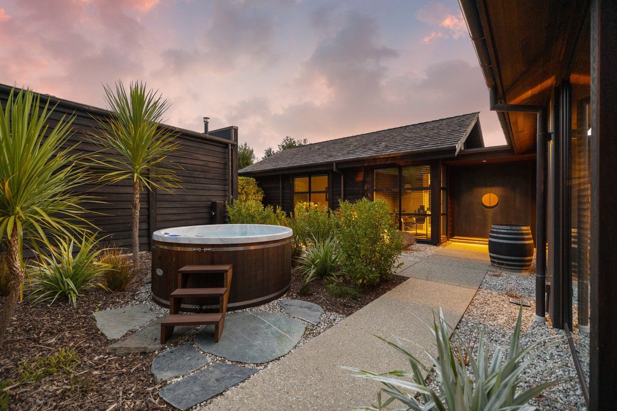 7 Reading Court, Jacks Point, QUEENSTOWN - Carousel 2