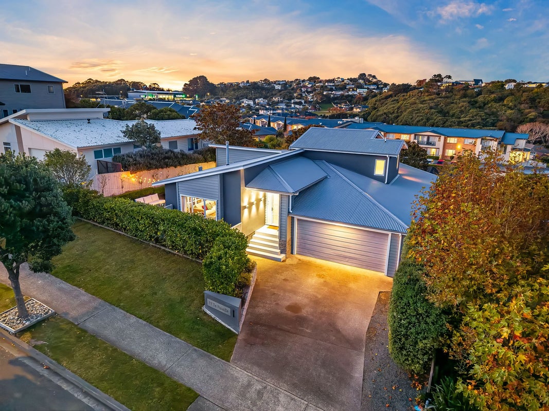 11 Te Puia Drive, Aotea, Porirua - Carousel 1