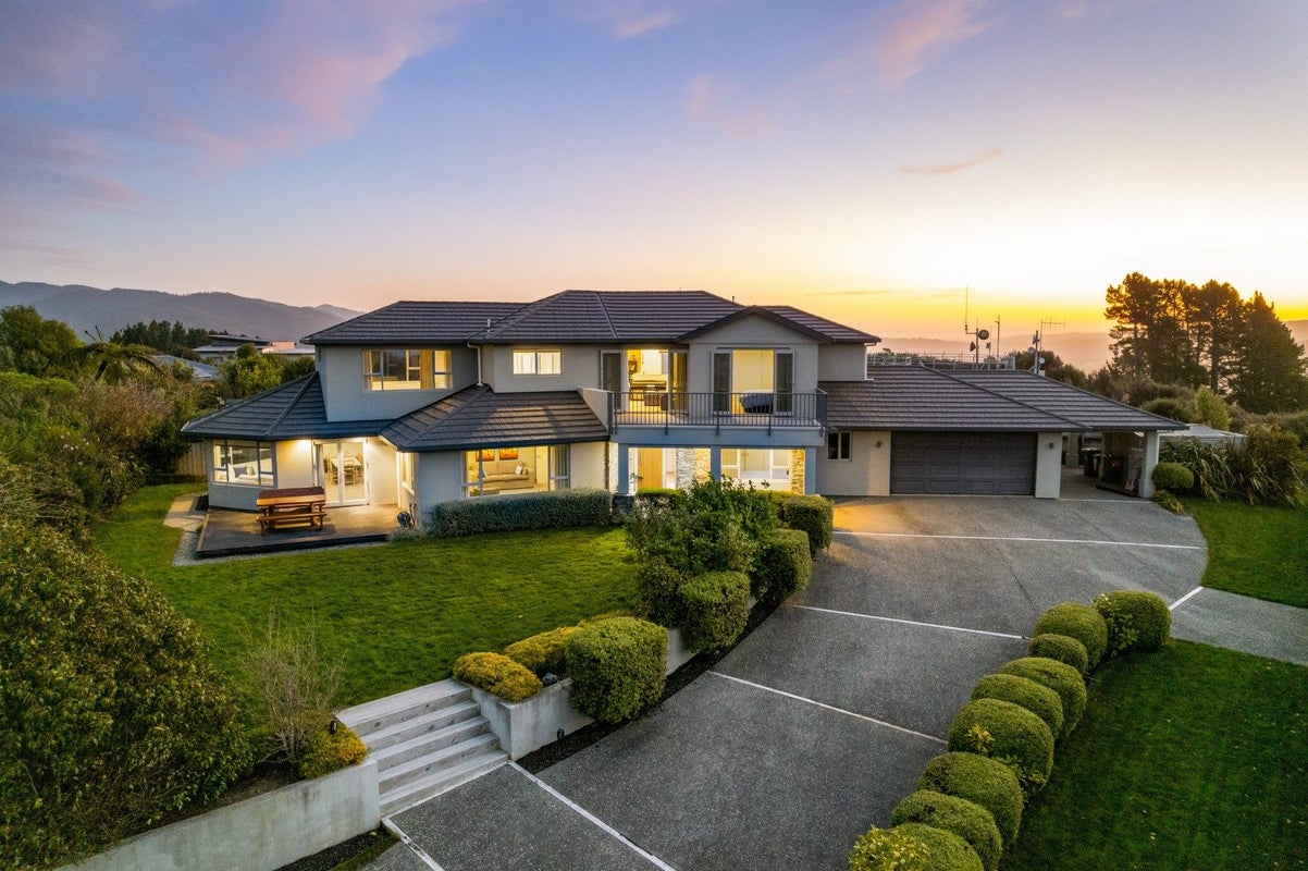 61 Mount Marua Way, Timberlea, Upper Hutt - Carousel 1