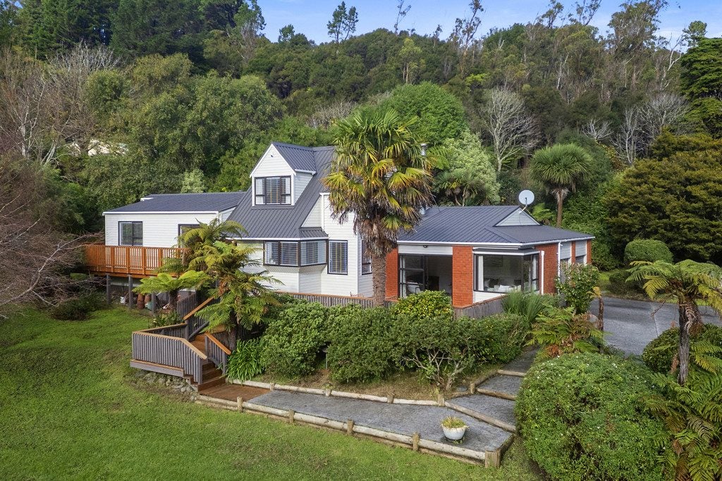 136 Moores Valley Road, Wainuiomata, Lower Hutt - Carousel 1