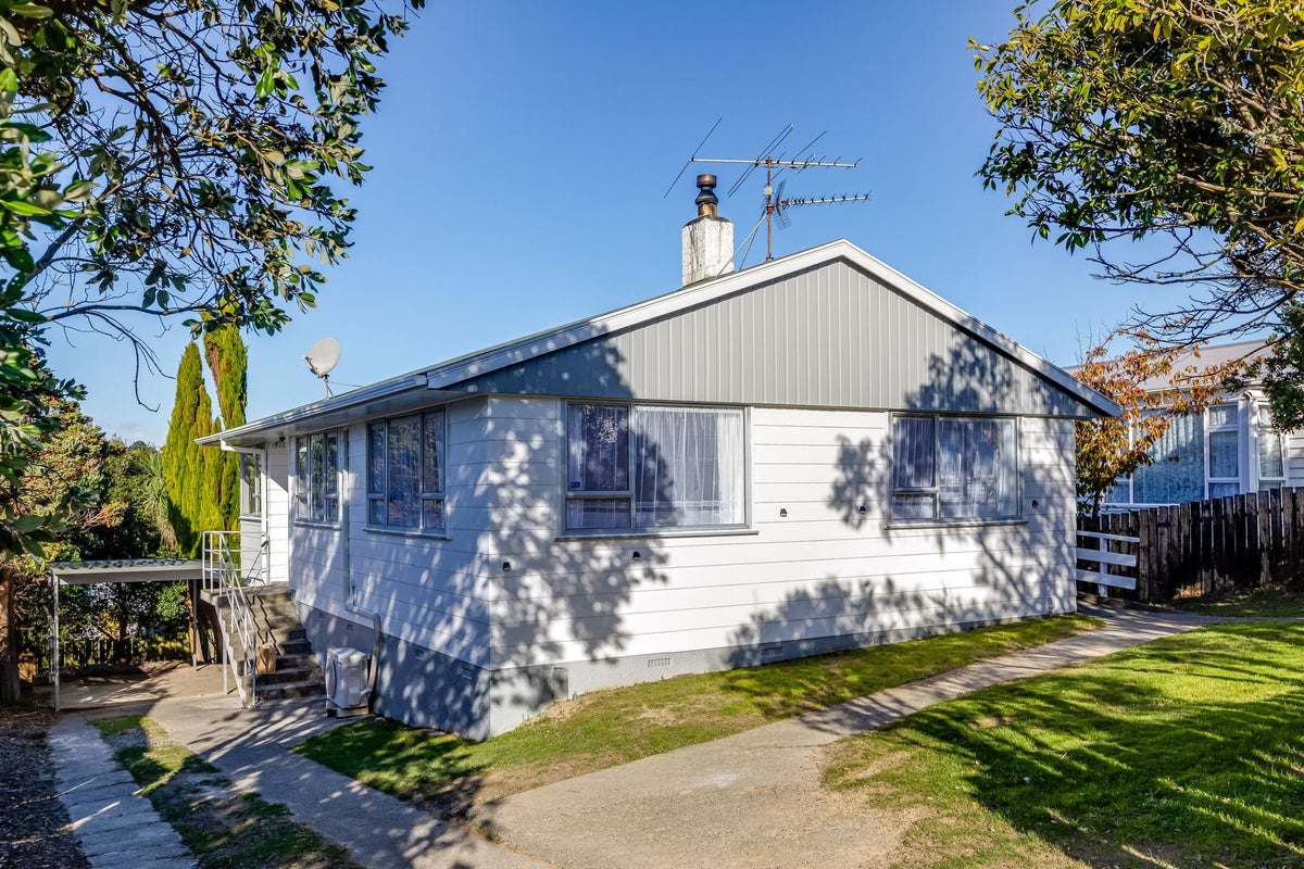 32 Desert Gold Street, Ascot Park, Porirua - Carousel 1