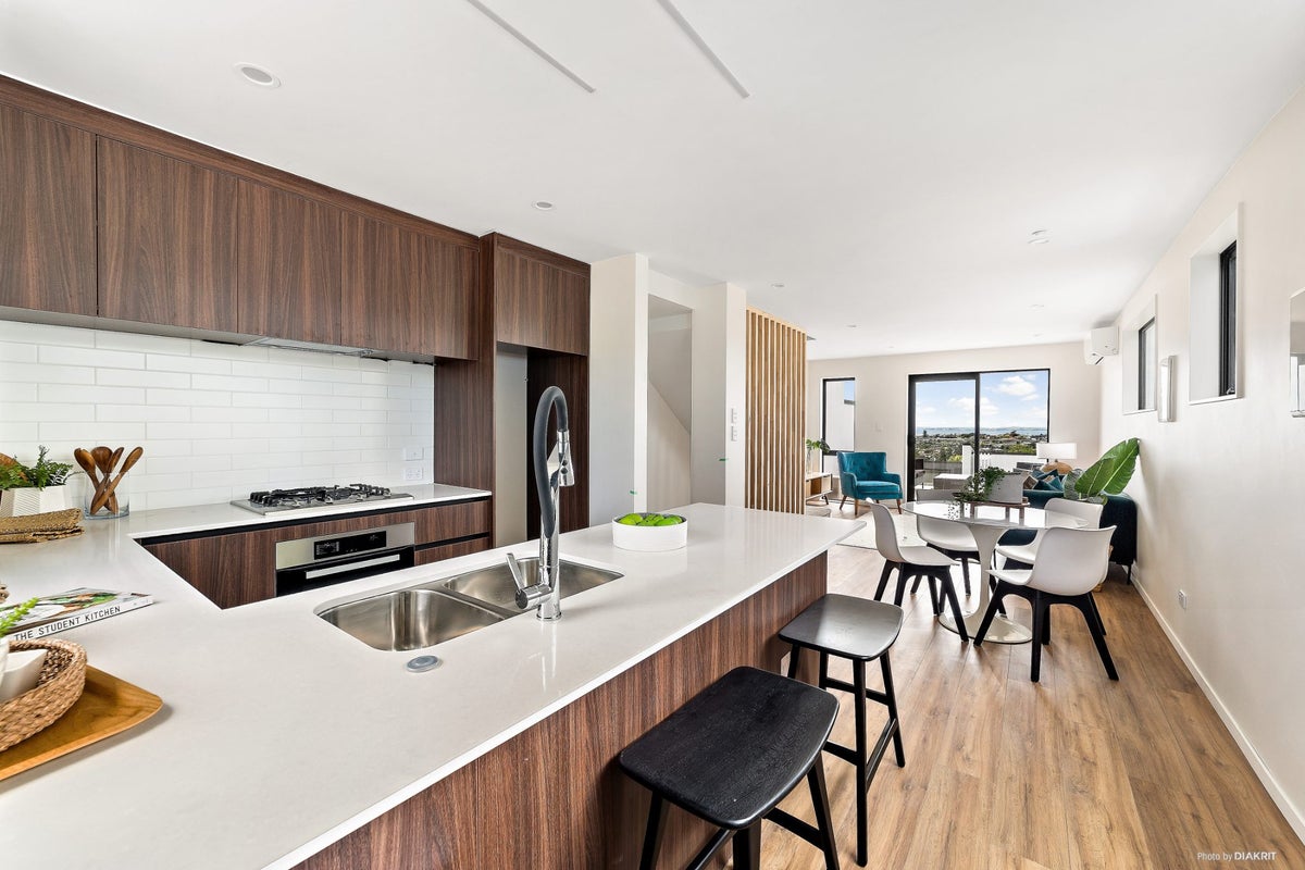 1/735 East Coast Road, Browns Bay, Auckland - Carousel 1