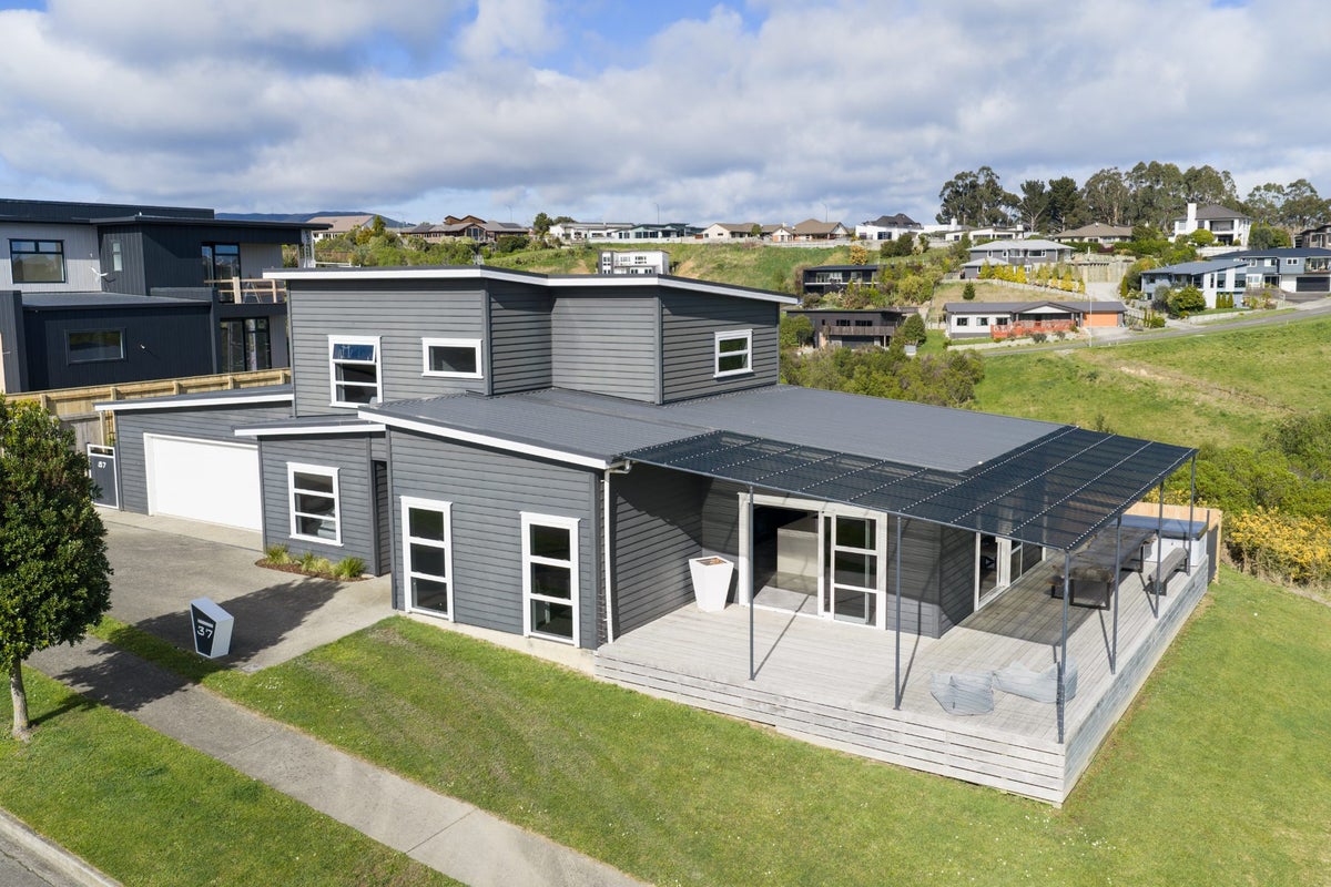37 Vaucluse Heights, Fitzherbert, Palmerston North - Carousel 2