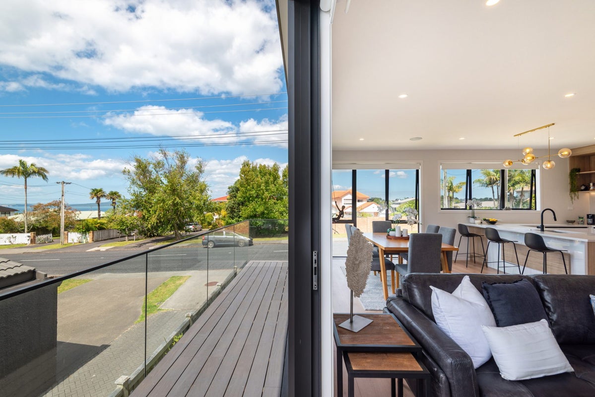 43 Knights Road, Rothesay Bay, Auckland - Carousel 2