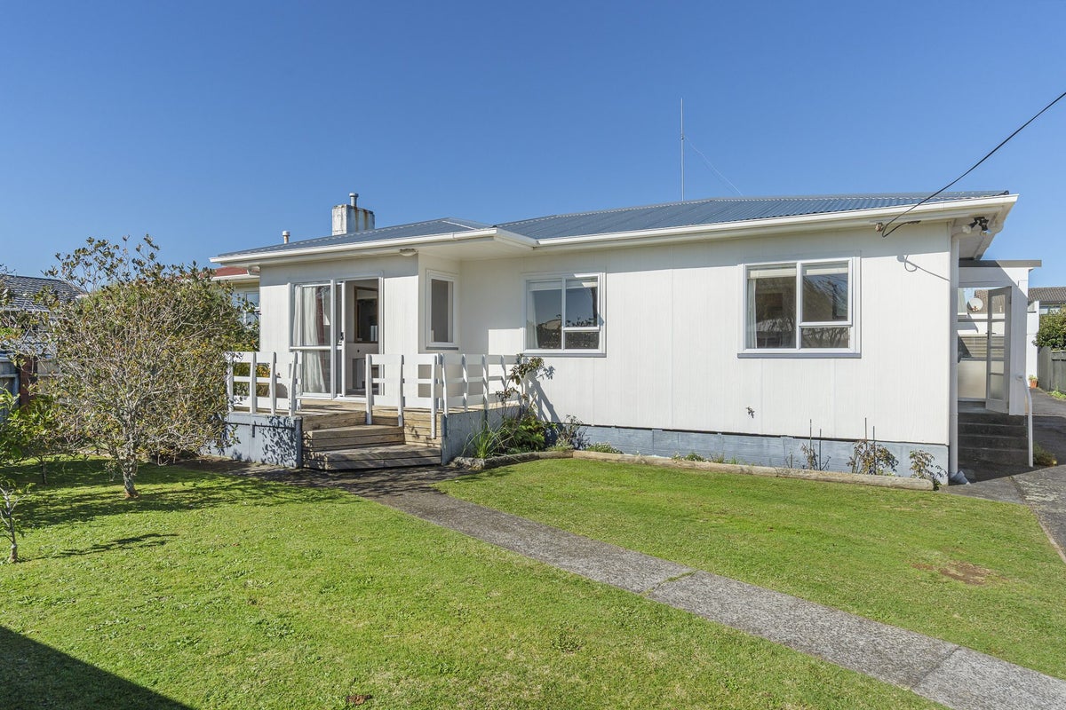 2 Turakina Street, Merrilands, New Plymouth - Carousel 1