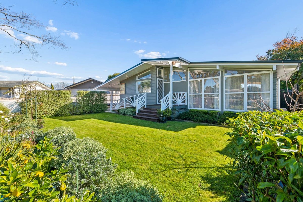 12 Chibnall Place, Conifer Grove, Takanini - Carousel 1