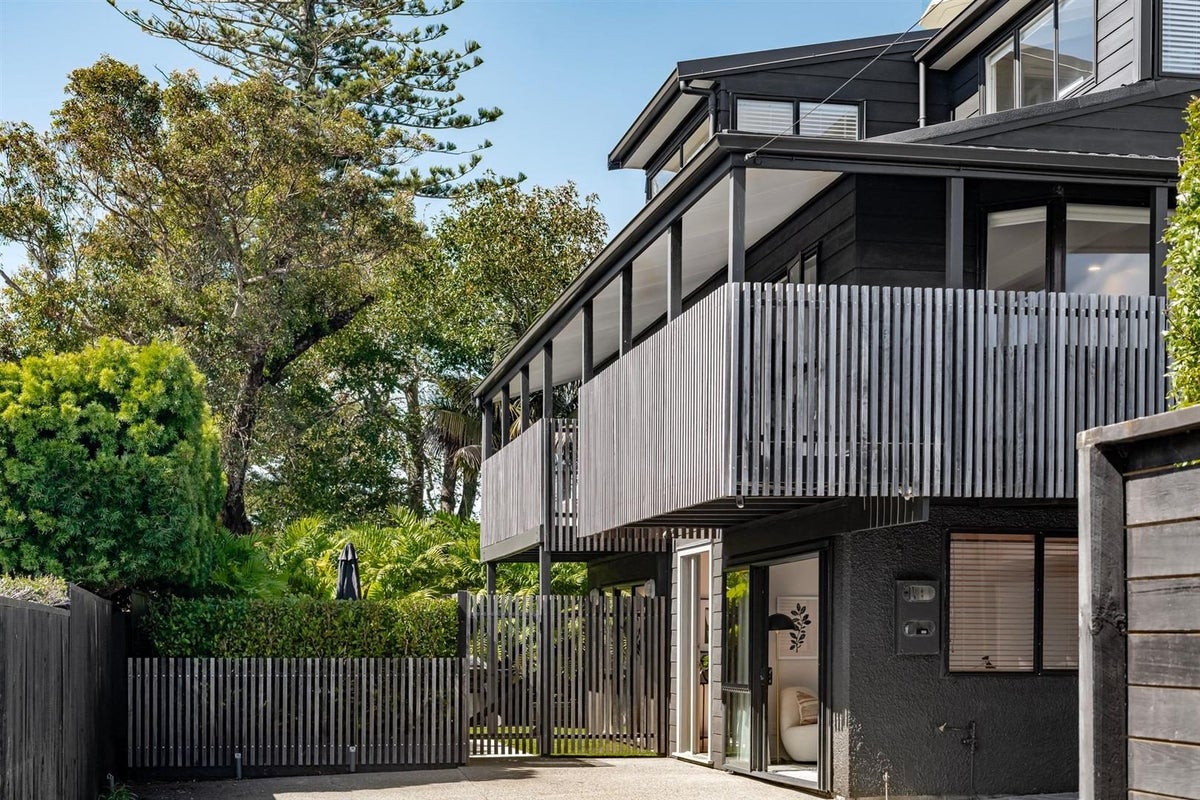 2/10 Sylvan Park Avenue, Milford, Auckland - Carousel 2