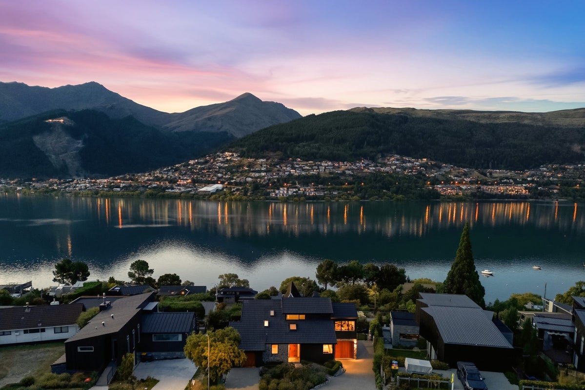 36 Oregon Drive, Kelvin Heights, Queenstown - Carousel 2