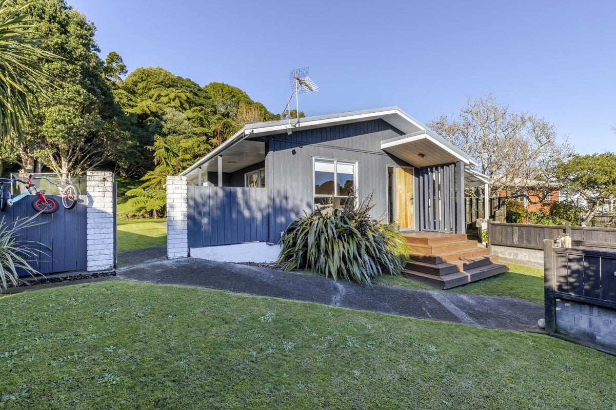 21 Heaphy Street, Westown, New Plymouth - Carousel 1