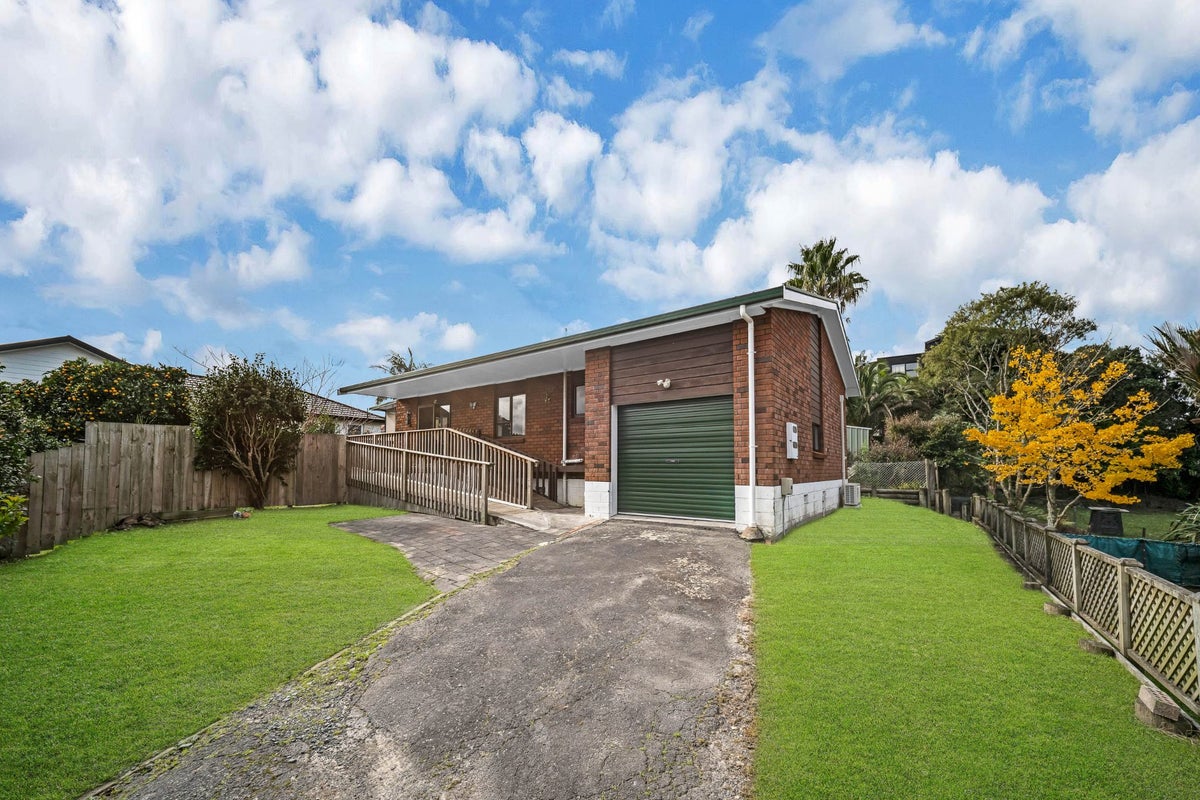 2/8 Millbrook Road, Henderson, Auckland - Carousel 1