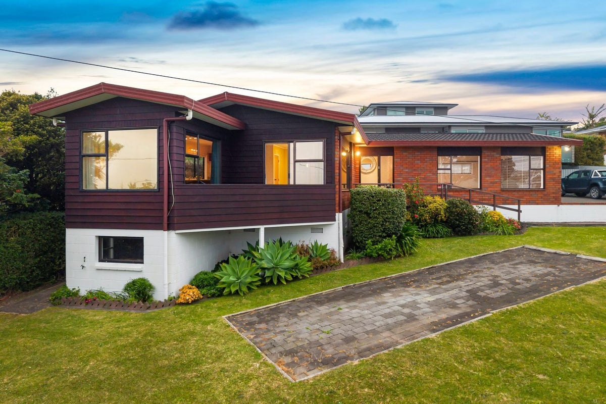 1/2 Kowhai Road, Campbells Bay, Auckland - Carousel 1