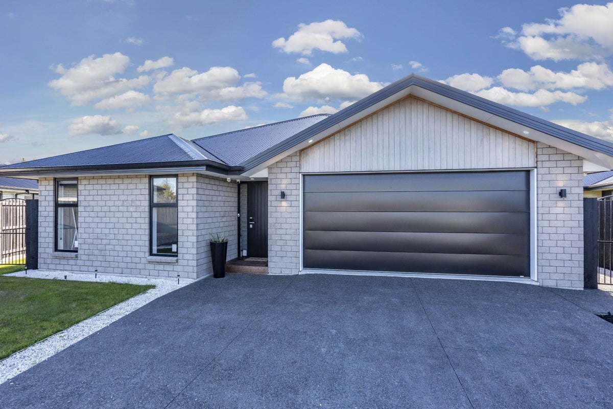 11 Cleaver Street, Woodend, Woodend - Carousel 1