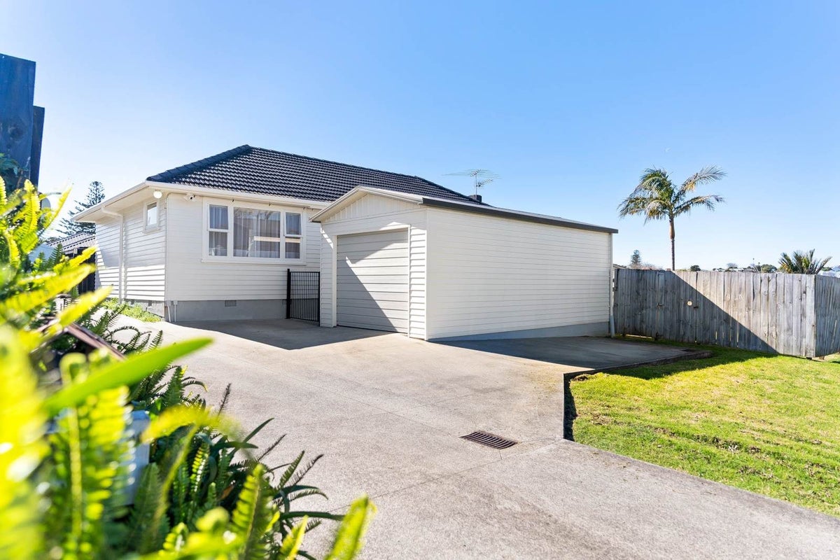 62 Howe Street, Howick, Auckland - Carousel 1