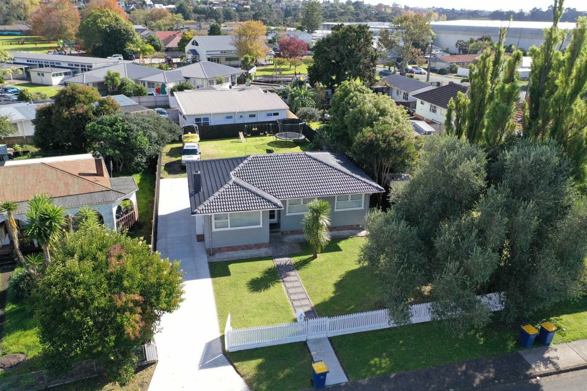 1 Coburg Street, Henderson, Auckland - Carousel 1