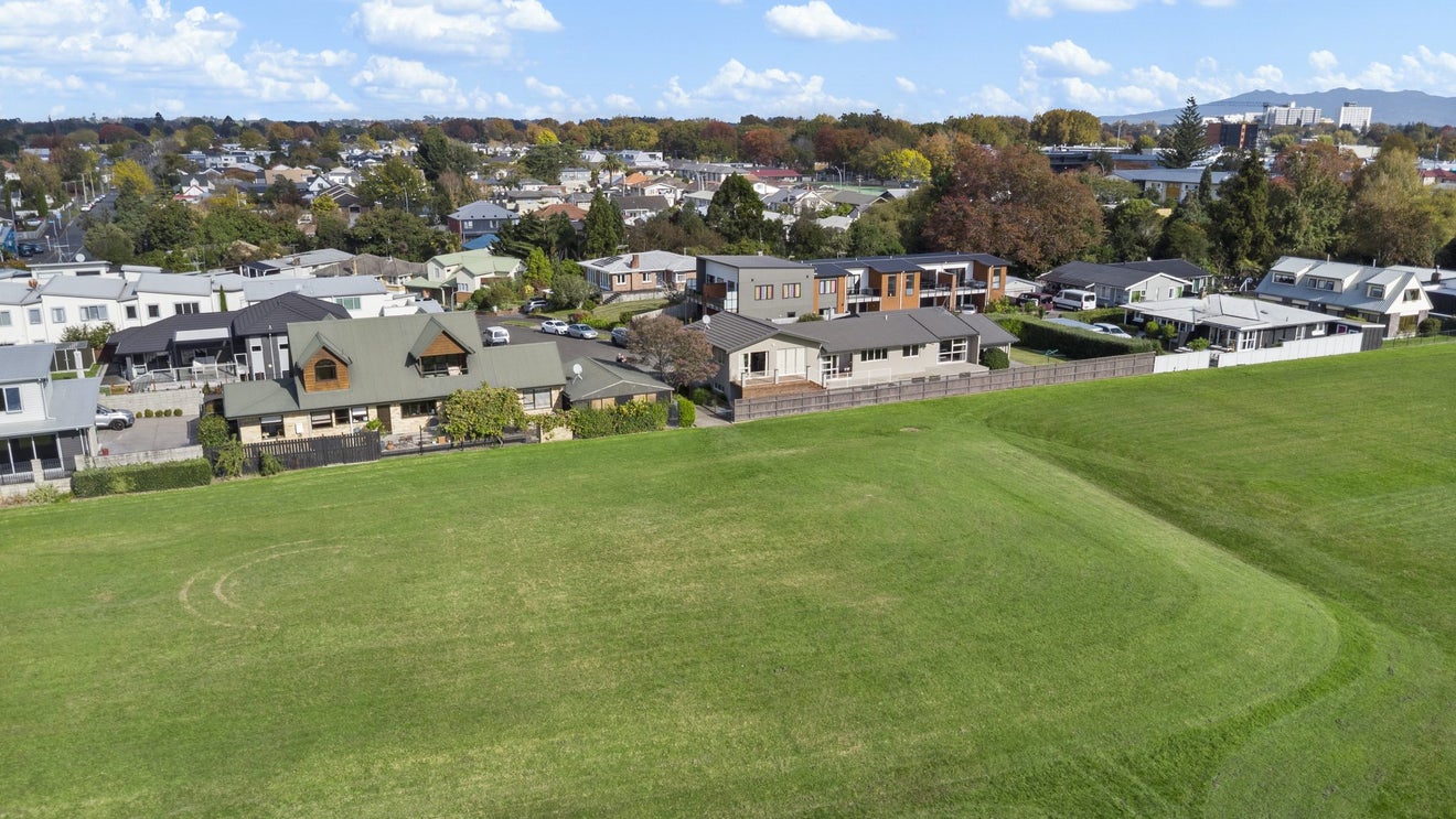 25 Kelvin Place, Hamilton East, Hamilton - Carousel 27